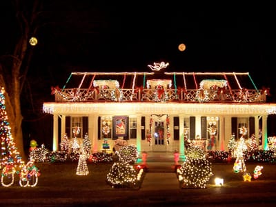 Christmas lights installed on a home, Rancho Cordova holiday lighting by Sac Xmas Light Installation